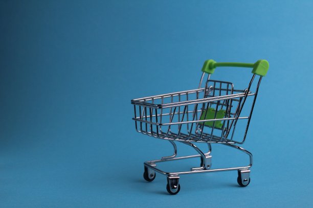 购物车的蓝色背景与copyspace。购买。业务。买家的需求。商店。买家图片下载