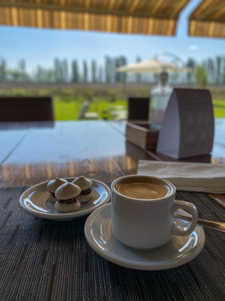 午餐后在酒厂喝杯咖啡。图片下载