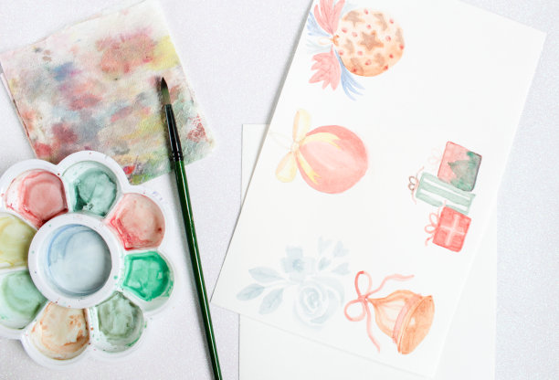 水彩颜料在白纸上画在桌子上图片下载