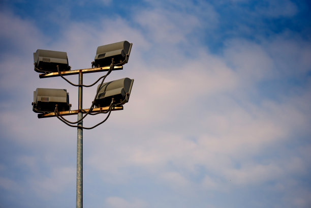 聚光灯在蓝天和云的背景与复制空间。图片下载