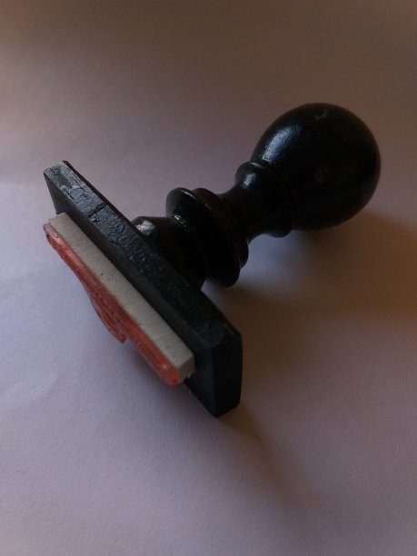 黑色木制邮票手柄上的白色背景图片下载