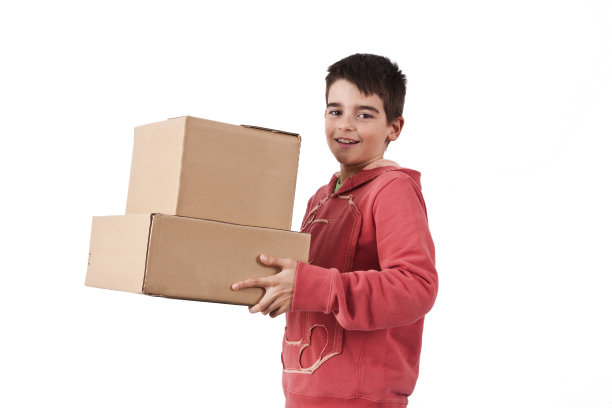 儿童与纸箱包装隔离在白色图片下载