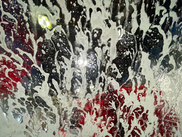 玻璃抽象背景上的肥皂泡沫图片下载