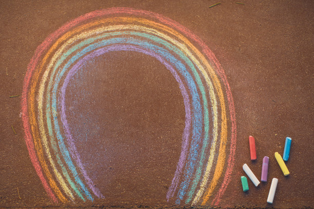 人行道上的美丽彩虹图片下载