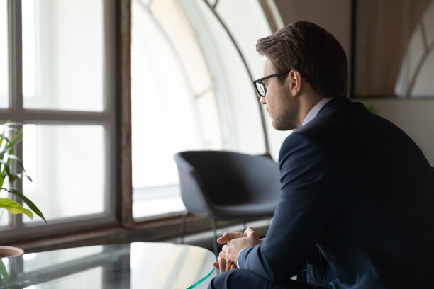 近距离观察自信的商人戴着眼镜想象、思考未来图片下载