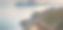 这个年轻人独自在群山的背景下旅行图片下载