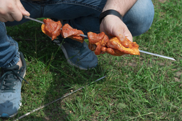 露天的厨师正在准备羊肉串，特写。图片下载