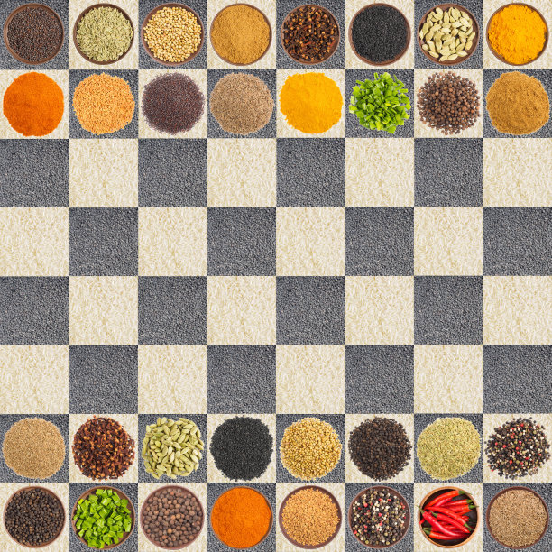 一套香料碟和成堆的米饭和孜然在棋盘上图片下载