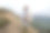 年轻人在山脊上徒步，天空阴云密布图片下载