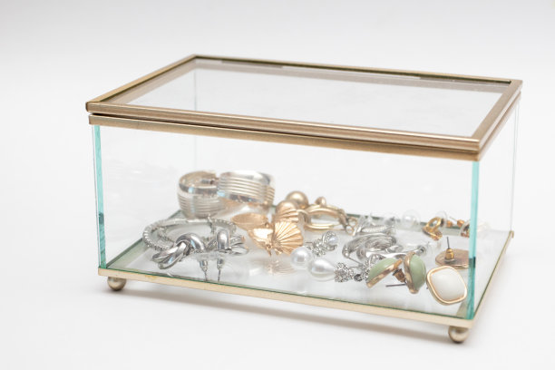 装饰玻璃首饰盒与黄金首饰图片下载