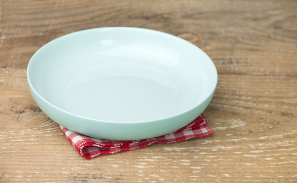 空盘子放在木桌上图片下载