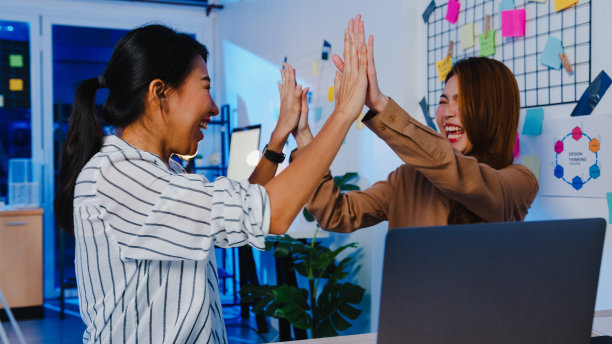 亚洲女商人集团在晚上在家办公，在闲谈生意庆祝后，心情愉快地签了合同或协议。图片下载