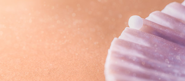 顺势疗法球在壳上。替代医学概念。图片下载