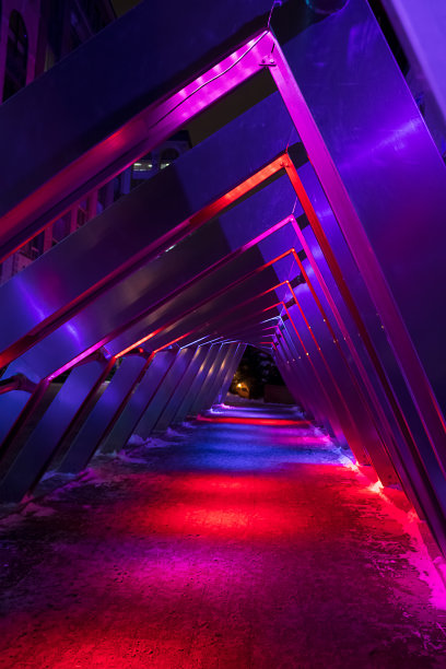 明亮的三角形隧道照亮了加拿大寒冷的冬夜图片下载