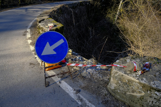 街道对面的路面上有栅栏的洞。建设的过程。障碍绕道路标图片下载