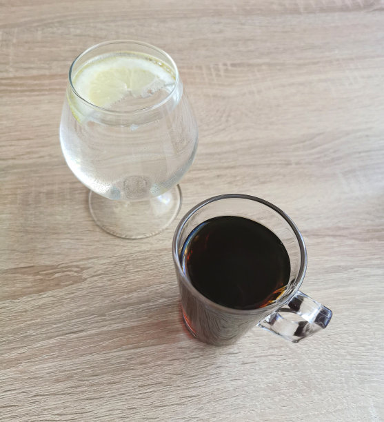 木桌上放着一杯柠檬咖啡和水图片下载