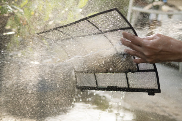 用清水清洗空调过滤网。图片下载