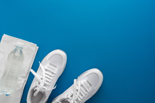 带水瓶和毛巾的运动鞋图片下载