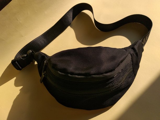黑色腰袋上的黄色背景图片下载