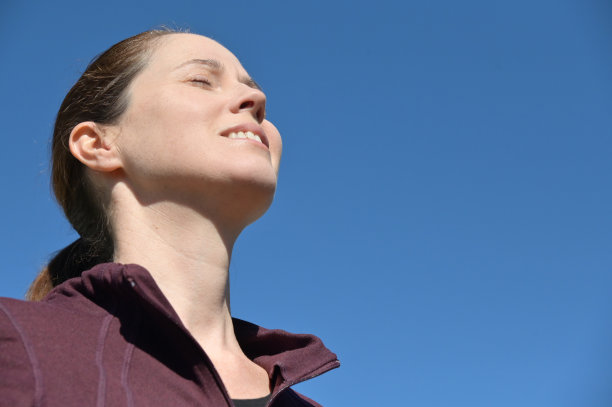 快乐的女人呼吸着清新的空气图片下载