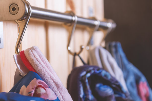 挂在金属挂钩上的童布。特写镜头。图片下载