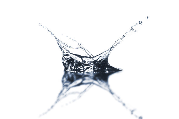 孤立的蓝色水飞溅在白色的背景上，为新鲜食品和饮料的概念添加广告。图片下载