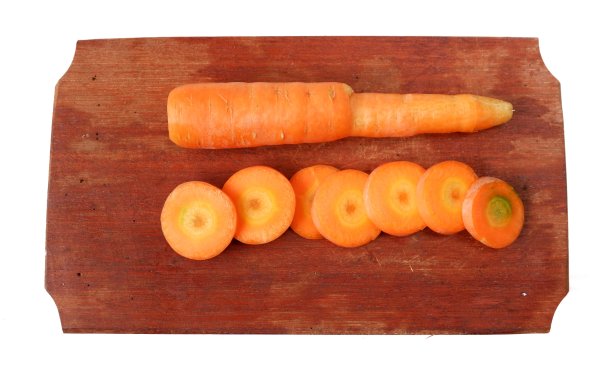 孤立在白色背景上的胡萝卜片或(胡萝卜)图片下载