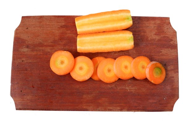 孤立在白色背景上的胡萝卜片或(胡萝卜)图片下载