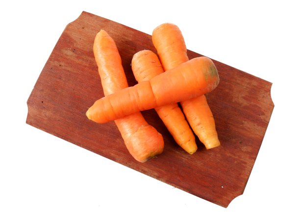 胡萝卜或(胡萝卜)放在木砧板上，孤立在白色背景上图片下载