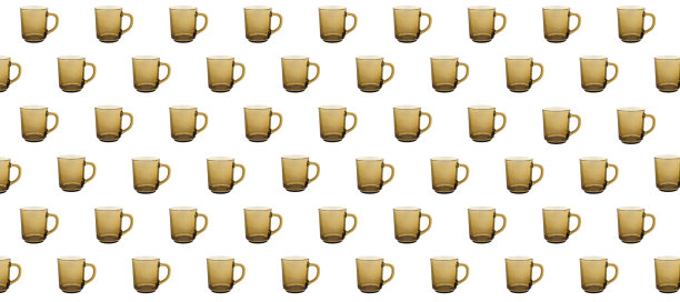 白色背景上的棕色透明杯子图片下载