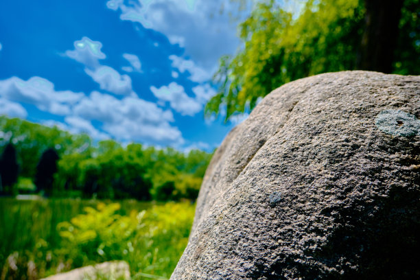 一个巨大的石头和后面的绿色公共，自然公园在布尔萨图片下载