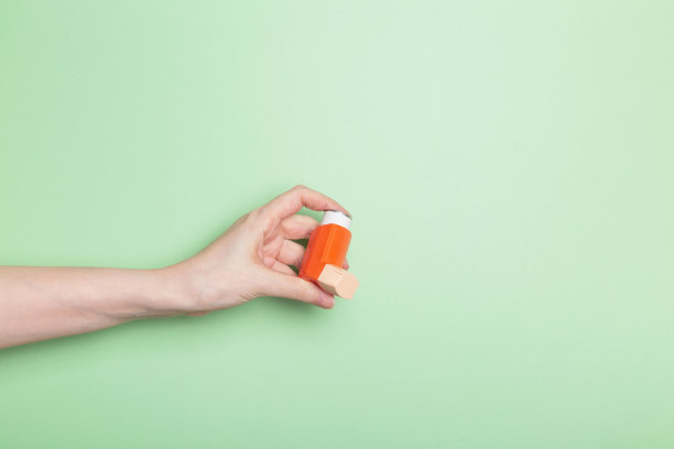 手持吸入器治疗哮喘。世界哮喘日。过敏护理的概念。本空间图片下载