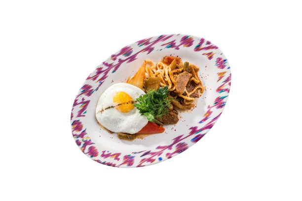 面条与烤牛排片，煎蛋和蔬菜在盘子孤立的白色背景图片下载