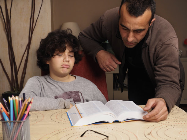 孩子在家和大人一起学习，孩子无聊了图片下载