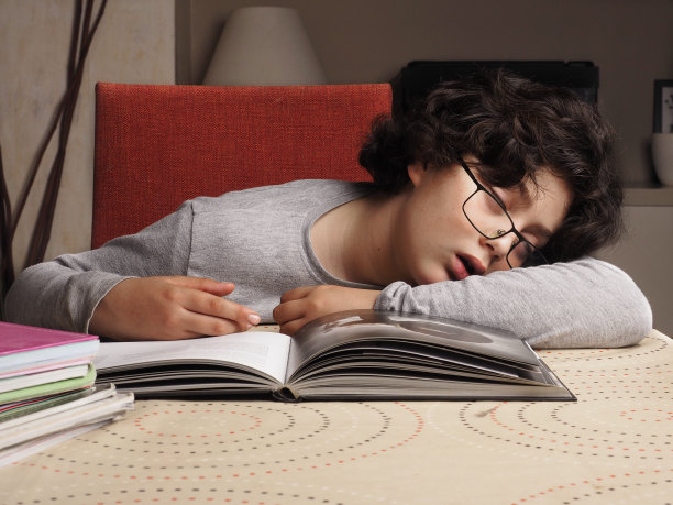 孩子在学习时睡着了图片下载