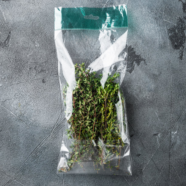 新鲜多汁的百里香市场包装，灰色背景，俯视图平lay图片下载