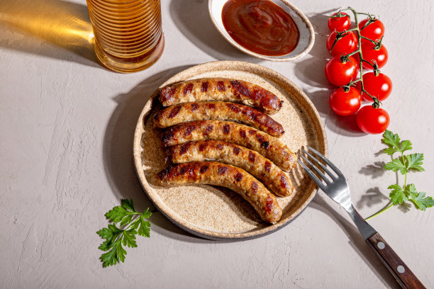 烤碎牛肉和猪肉香肠与烧烤酱在一个盘子和一杯啤酒在桌子上，与强烈的阳光和阴影趋势的照片图片下载