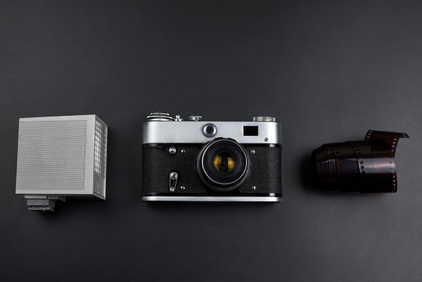 老式相机，闪光灯，黑色背景上的相机滚动。图片下载