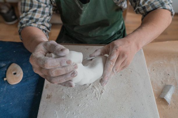 男陶艺家在工作室工作图片下载