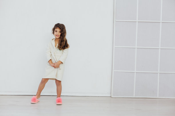 洗澡后穿着浴袍的漂亮小女孩图片下载