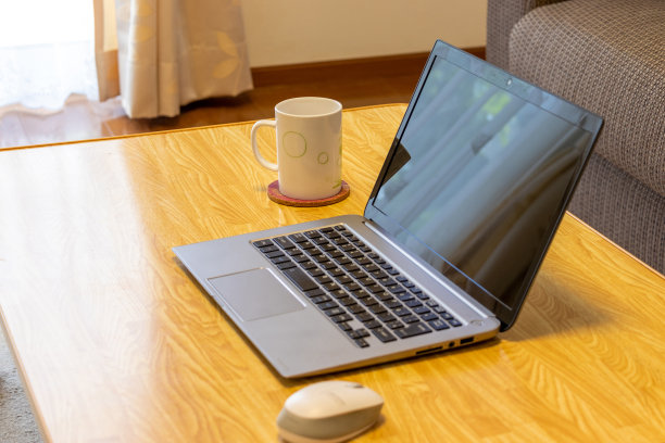 在一个明亮的房间里，笔记本电脑放在桌子上图片下载