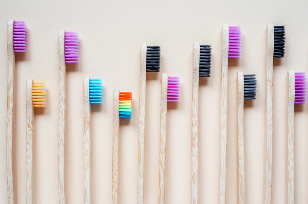 黑色和紫色的环保竹牙刷，零浪费的牙科护理理念，可持续的生活方式图片下载