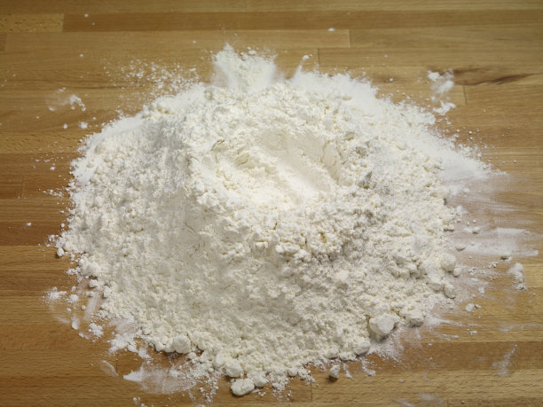 面粉放在木桌上图片下载