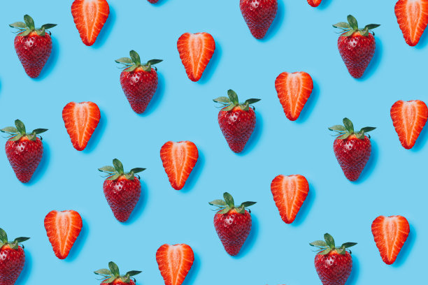 夏季食物模式与新鲜草莓在充满活力的蓝色背景。创意果蔬质地概念。健康的素食饮食组成。图片下载