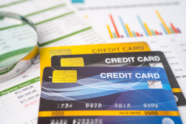 信用卡模型与放大镜，金融发展，会计，统计，投资分析研究数据经济办公室业务公司银行概念。图片下载
