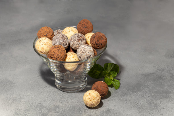 巧克力糖果在灰色的背景反射。一块一块，一个整体。多吃坚果和水果。图片下载