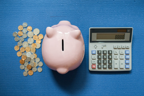 硬币，储蓄罐和计算器图片下载