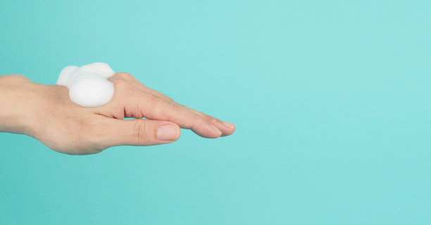 用泡沫洗手液在绿薄荷和蒂芙尼蓝色背景上洗手手势。图片下载