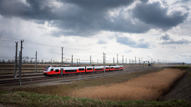 火车在铁轨上，乌云密布图片下载