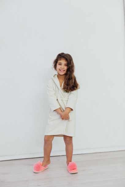 洗澡后穿着浴袍的漂亮小女孩图片下载